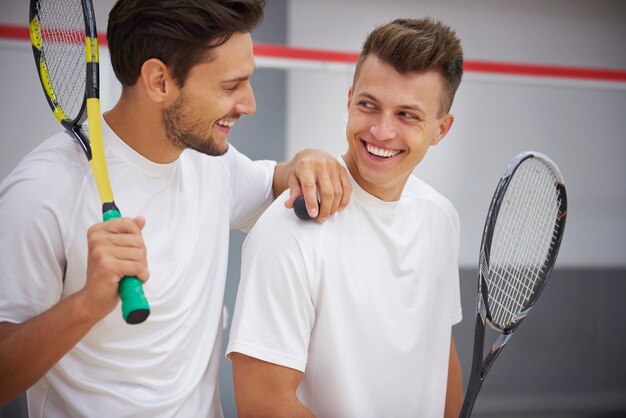 Jóvenes activos jugando al squash