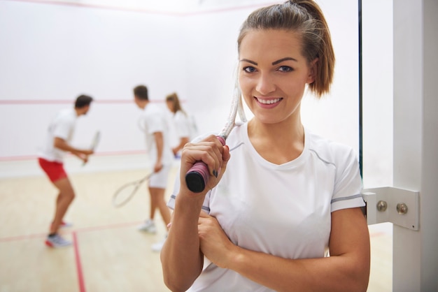 Foto gratuita jóvenes activos jugando al squash