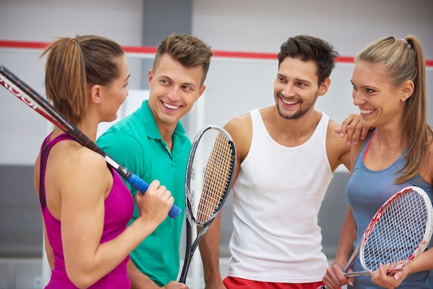 Jóvenes activos jugando al squash