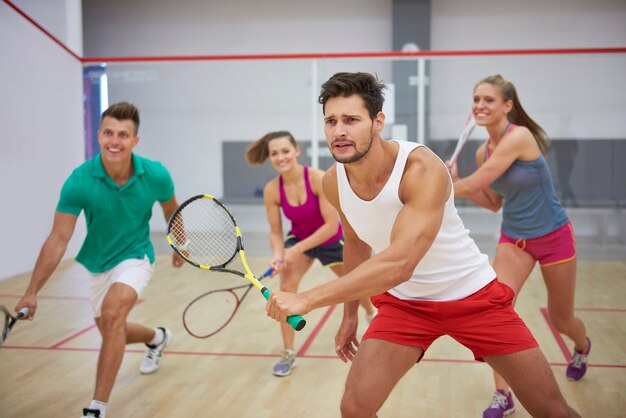 Jóvenes activos jugando al squash