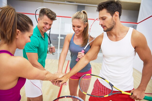 Jóvenes activos jugando al squash