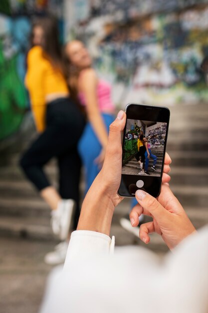 Jóvenes adolescentes grabando carretes al aire libre para las redes sociales