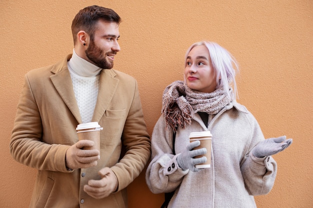 Jóvenes adultos divirtiéndose juntos