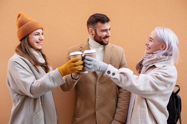 Jóvenes adultos divirtiéndose juntos