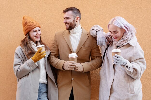 Jóvenes adultos divirtiéndose juntos