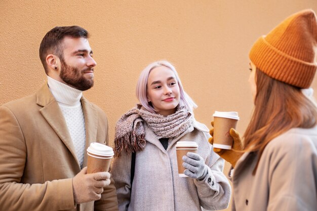 Jóvenes adultos divirtiéndose juntos