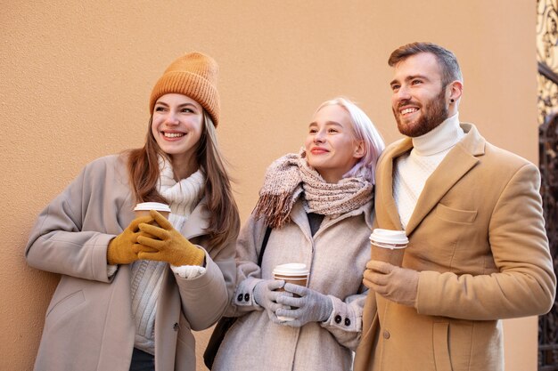 Jóvenes adultos divirtiéndose juntos