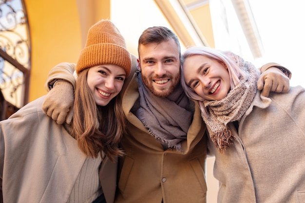 Jóvenes adultos divirtiéndose juntos