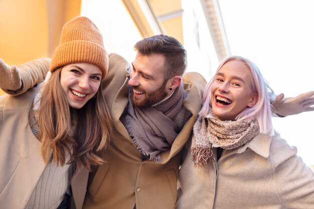 Jóvenes adultos divirtiéndose juntos