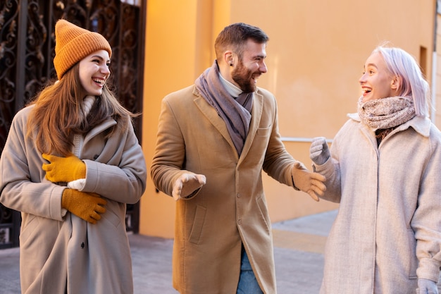 Foto gratuita jóvenes adultos divirtiéndose juntos