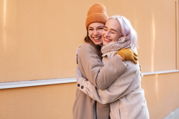 Foto gratuita jóvenes adultos divirtiéndose juntos