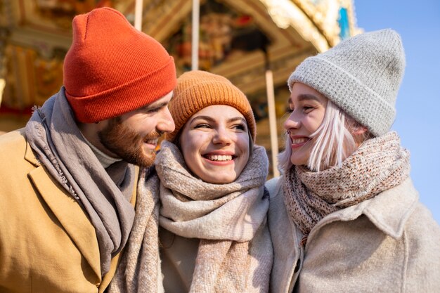 Jóvenes adultos divirtiéndose juntos