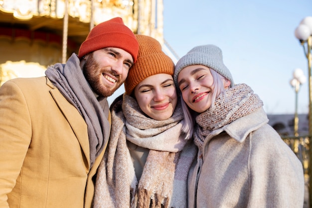 Foto gratuita jóvenes adultos divirtiéndose juntos