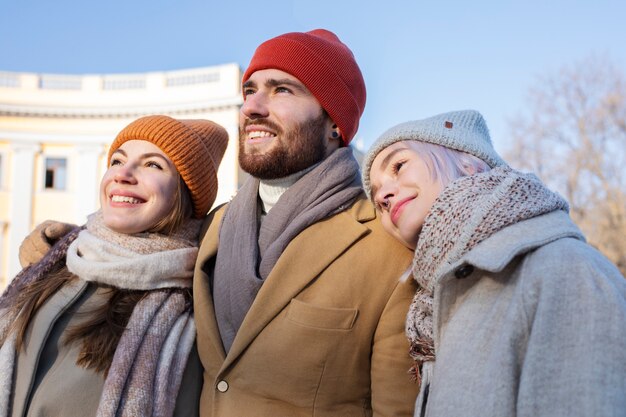 Jóvenes adultos divirtiéndose juntos