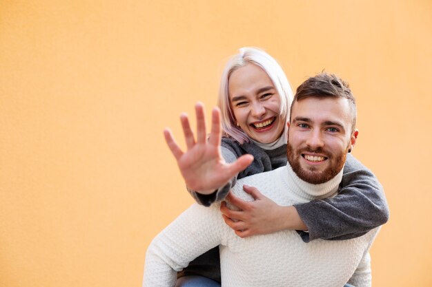 Jóvenes adultos divirtiéndose juntos