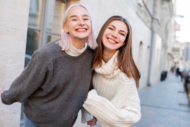 Jóvenes adultos divirtiéndose juntos