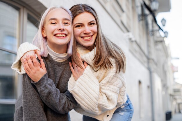 Jóvenes adultos divirtiéndose juntos