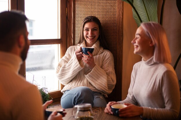 Jóvenes adultos divirtiéndose juntos