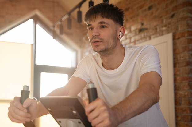 Foto gratuita jóvenes adultos haciendo ejercicio en casa