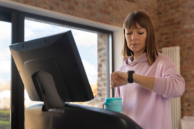 Foto gratuita jóvenes adultos haciendo ejercicio en casa