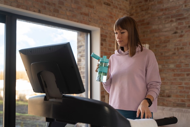 Foto gratuita jóvenes adultos haciendo ejercicio en casa