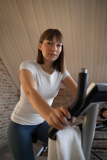 Foto gratuita jóvenes adultos haciendo ejercicio en casa