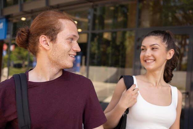 Jóvenes adultos reunidos para estudiar