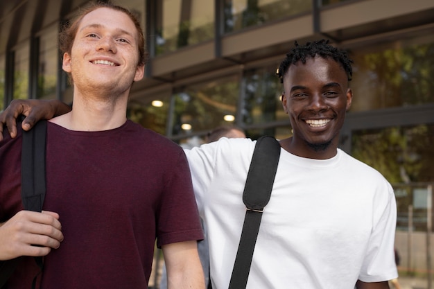 Foto gratuita jóvenes adultos reunidos para estudiar