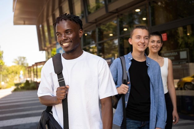 Jóvenes adultos reunidos para estudiar