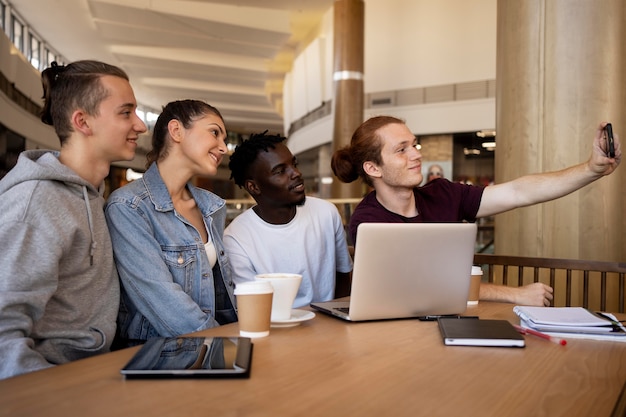 Jóvenes adultos reunidos para estudiar