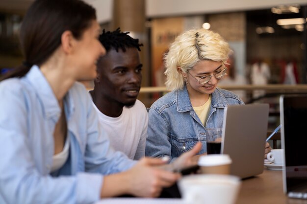 Jóvenes adultos reunidos para estudiar