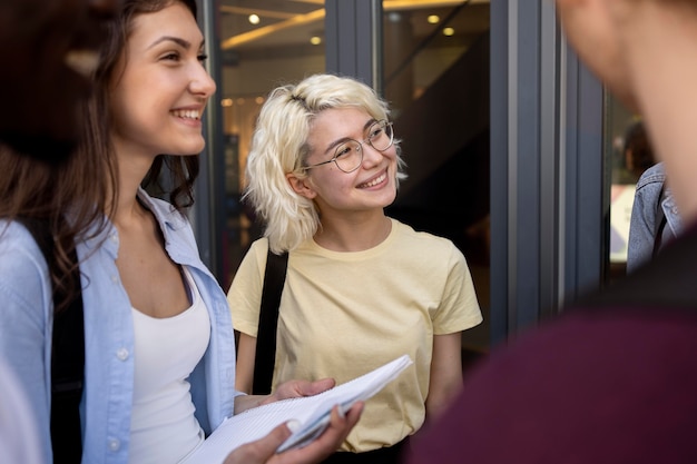 Jóvenes adultos reunidos para estudiar