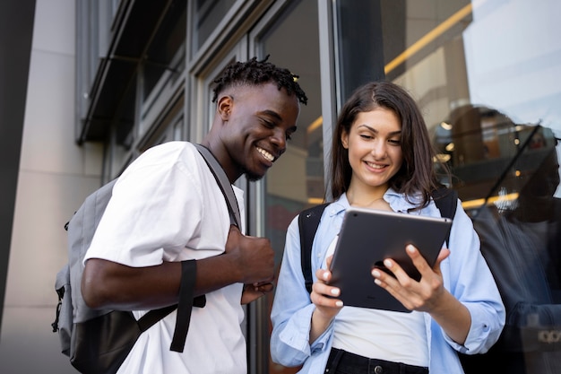 Jóvenes adultos reunidos para estudiar