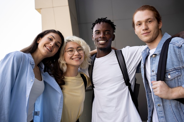 Foto gratuita jóvenes adultos reunidos para estudiar