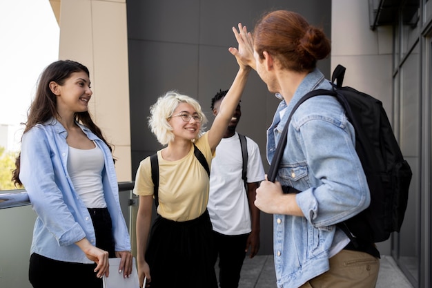 Foto gratuita jóvenes adultos reunidos para estudiar