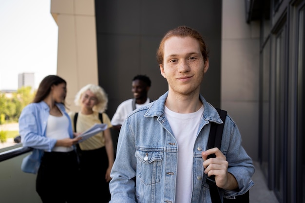 Jóvenes adultos reunidos para estudiar