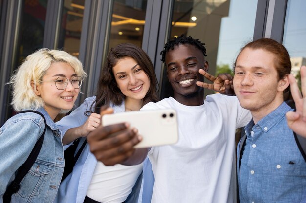 Jóvenes adultos reunidos para estudiar