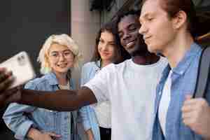 Foto gratuita jóvenes adultos reunidos para estudiar