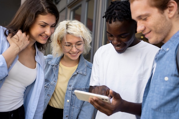 Foto gratuita jóvenes adultos reunidos para estudiar