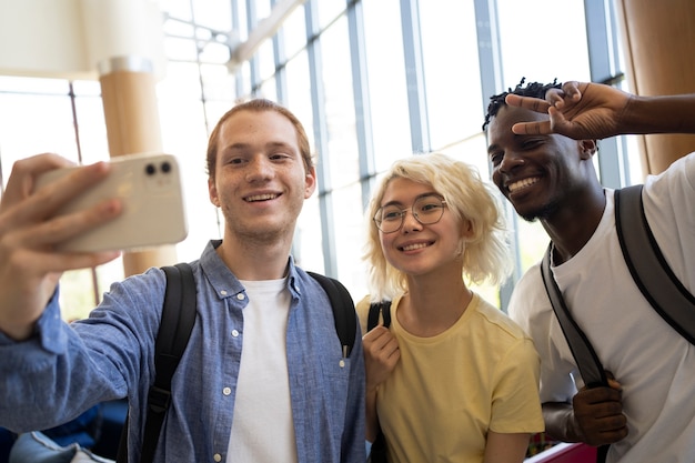 Jóvenes adultos reunidos para estudiar