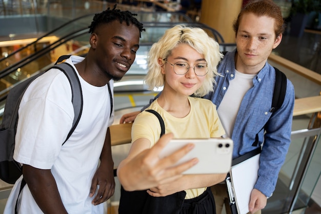 Jóvenes adultos reunidos para estudiar