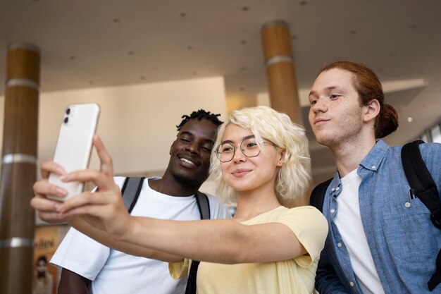 Jóvenes adultos reunidos para estudiar