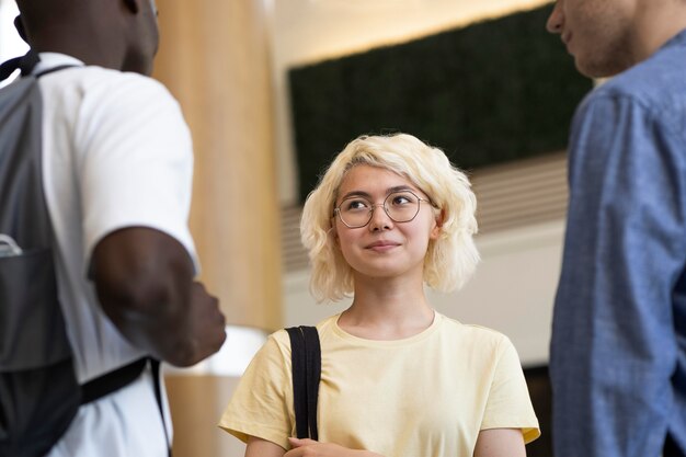 Jóvenes adultos reunidos para estudiar