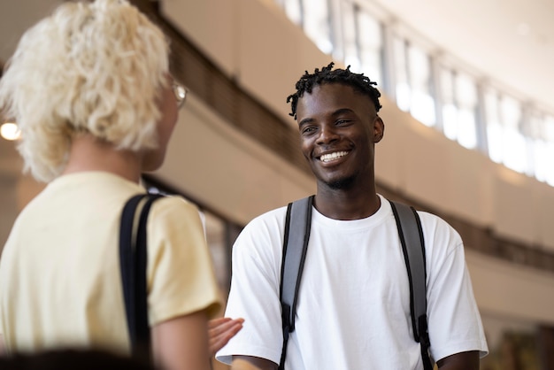 Foto gratuita jóvenes adultos reunidos para estudiar