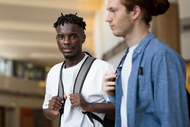 Foto gratuita jóvenes adultos reunidos para estudiar