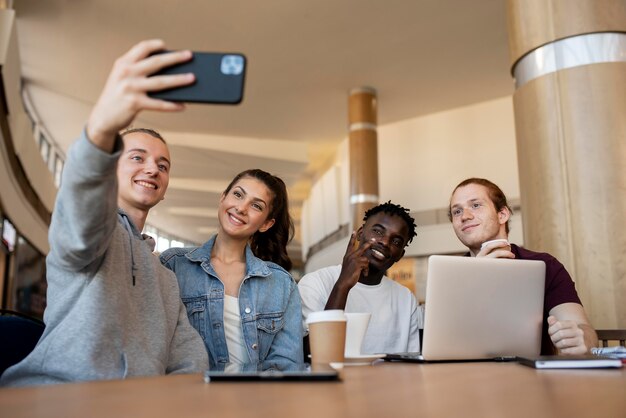 Jóvenes adultos reunidos para estudiar