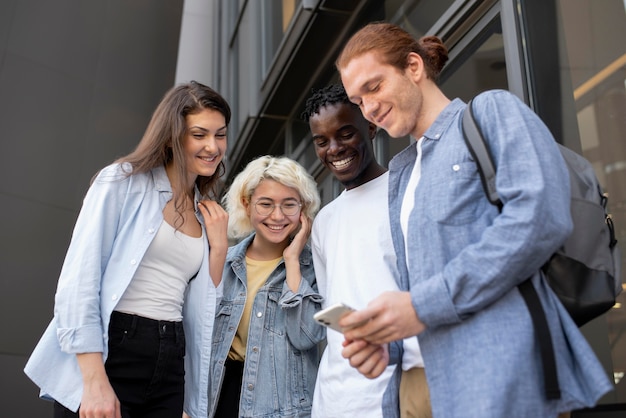 Jóvenes adultos reunidos para estudiar