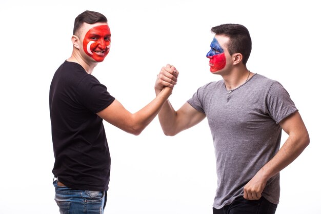 Foto gratuita jóvenes aficionados al fútbol checo y tunecino aislado en la pared blanca