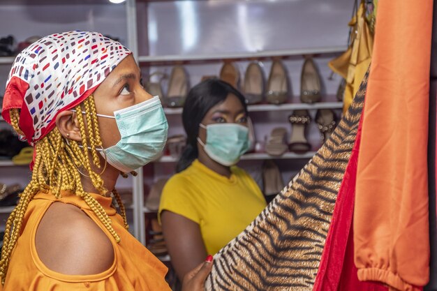 Jóvenes africanas de compras en una boutique de moda