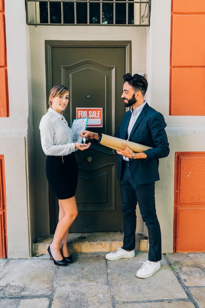 Foto gratuita jóvenes agentes inmobiliarios vendiendo una propiedad